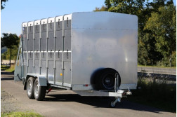 Blyss VT2743 remorca Auto de transportat animale  nefranata 2700kg
  in 2 axe cu sarcina utila de 1606 kg si dimensiuni utile de 430x177x186cm