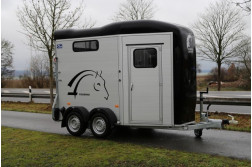 Blyss Cheval Liberte Touring Country remorca destinata transportului de cabaline  nefranata 2600 kg  in 2 axe cu sarcina utila de 1775 kg
 si dimensiuni utile de 320x167x235cm