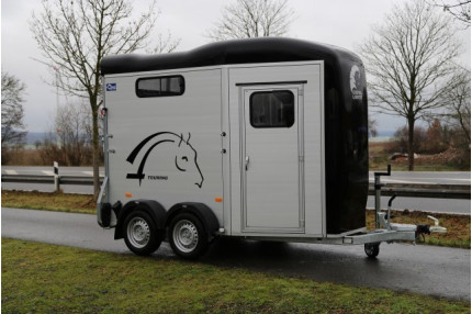 Blyss cheval liberte touring country - remorca destinata transportului de cabaline 2000 kg  in 2 axe cu sarcina utila de 1070 kg
 si dimensiuni utile de 340x174x230cm